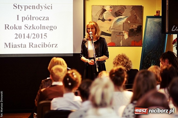 Zdjęcie w galerii na portalu naszraciborz.pl: Rozdanie dyplomów i stypendiów dla uczniów szkół podstawowych i gimnazjów  wiadomości z regionu