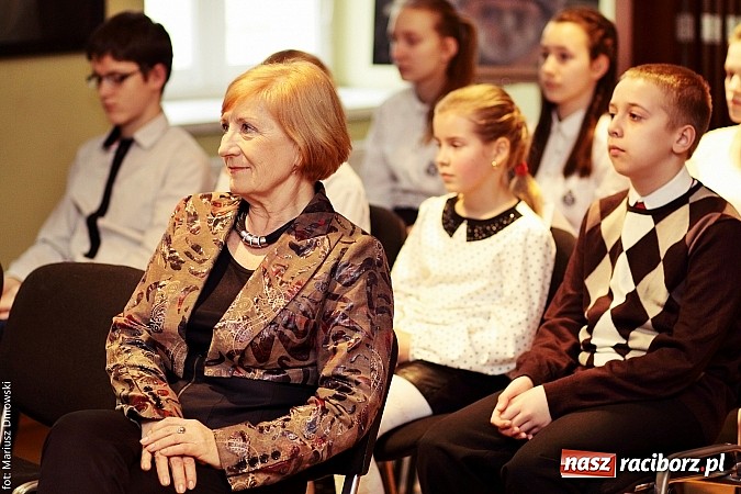 Zdjęcie w galerii na portalu naszraciborz.pl: Rozdanie dyplomów i stypendiów dla uczniów szkół podstawowych i gimnazjów  wiadomości z regionu