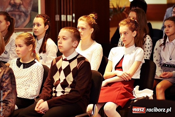 Zdjęcie w galerii na portalu naszraciborz.pl: Rozdanie dyplomów i stypendiów dla uczniów szkół podstawowych i gimnazjów  wiadomości z regionu