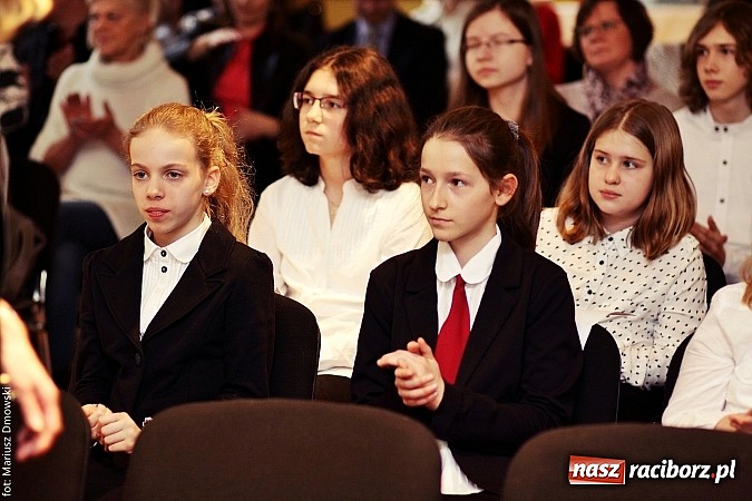 Zdjęcie w galerii na portalu naszraciborz.pl: Rozdanie dyplomów i stypendiów dla uczniów szkół podstawowych i gimnazjów  wiadomości z regionu