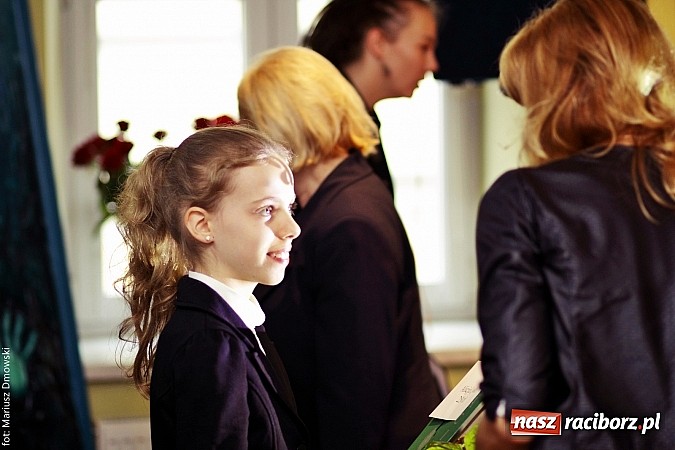 Zdjęcie w galerii na portalu naszraciborz.pl: Rozdanie dyplomów i stypendiów dla uczniów szkół podstawowych i gimnazjów  wiadomości z regionu