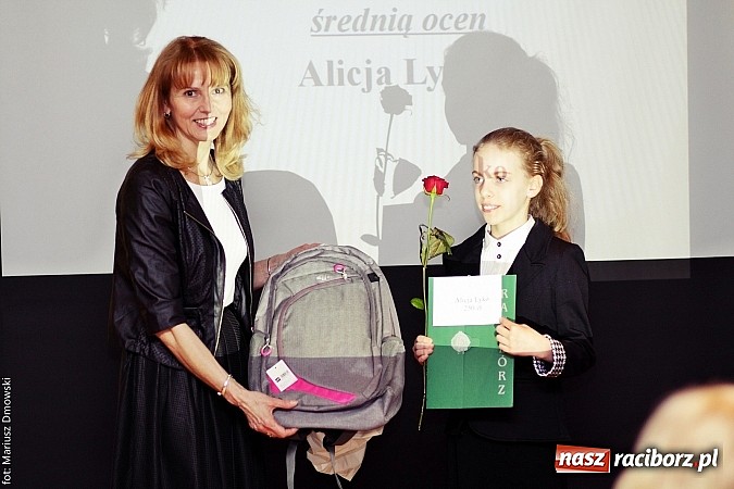Zdjęcie w galerii na portalu naszraciborz.pl: Rozdanie dyplomów i stypendiów dla uczniów szkół podstawowych i gimnazjów  wiadomości z regionu