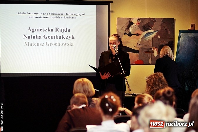 Zdjęcie w galerii na portalu naszraciborz.pl: Rozdanie dyplomów i stypendiów dla uczniów szkół podstawowych i gimnazjów  wiadomości z regionu