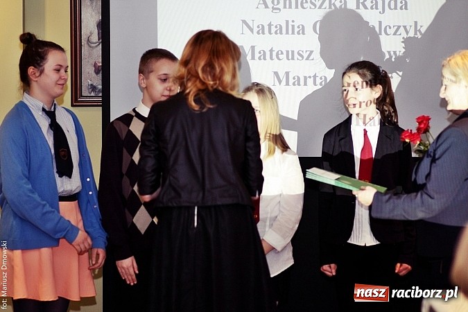 Zdjęcie w galerii na portalu naszraciborz.pl: Rozdanie dyplomów i stypendiów dla uczniów szkół podstawowych i gimnazjów  wiadomości z regionu
