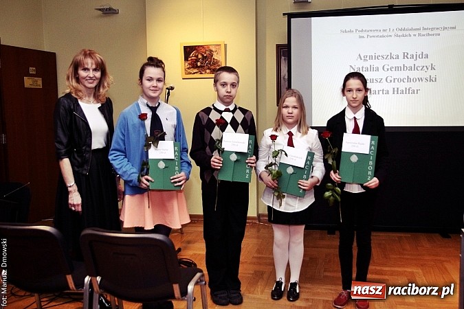 Zdjęcie w galerii na portalu naszraciborz.pl: Rozdanie dyplomów i stypendiów dla uczniów szkół podstawowych i gimnazjów  wiadomości z regionu