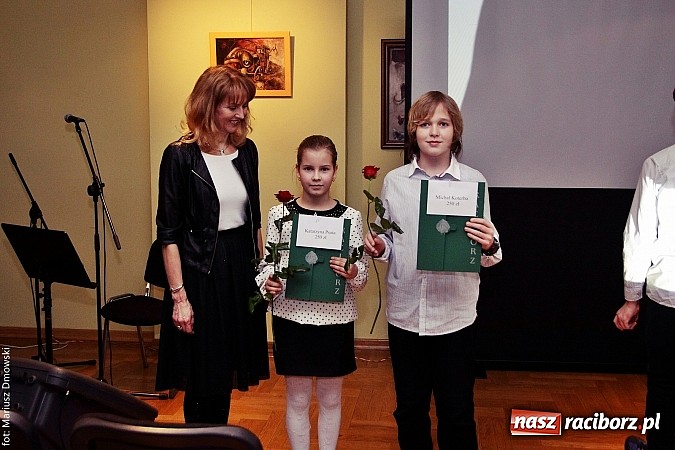 Zdjęcie w galerii na portalu naszraciborz.pl: Rozdanie dyplomów i stypendiów dla uczniów szkół podstawowych i gimnazjów  wiadomości z regionu