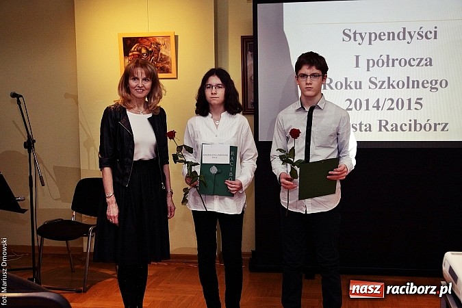 Zdjęcie w galerii na portalu naszraciborz.pl: Rozdanie dyplomów i stypendiów dla uczniów szkół podstawowych i gimnazjów  wiadomości z regionu