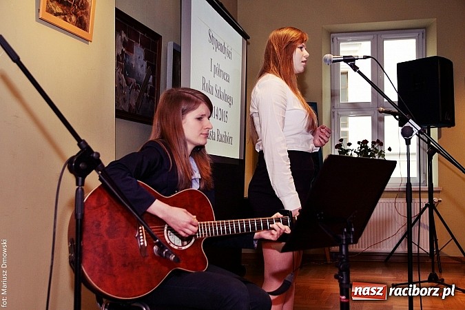 Zdjęcie w galerii na portalu naszraciborz.pl: Rozdanie dyplomów i stypendiów dla uczniów szkół podstawowych i gimnazjów  wiadomości z regionu