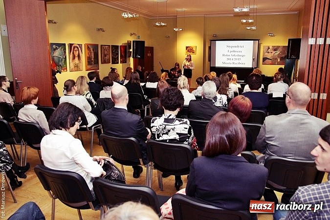 Zdjęcie w galerii na portalu naszraciborz.pl: Rozdanie dyplomów i stypendiów dla uczniów szkół podstawowych i gimnazjów  wiadomości z regionu