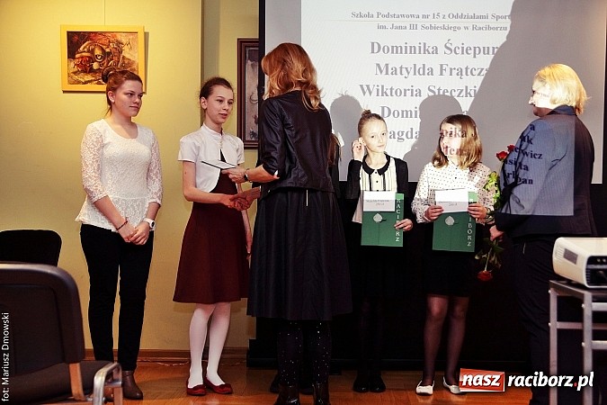 Zdjęcie w galerii na portalu naszraciborz.pl: Rozdanie dyplomów i stypendiów dla uczniów szkół podstawowych i gimnazjów  wiadomości z regionu