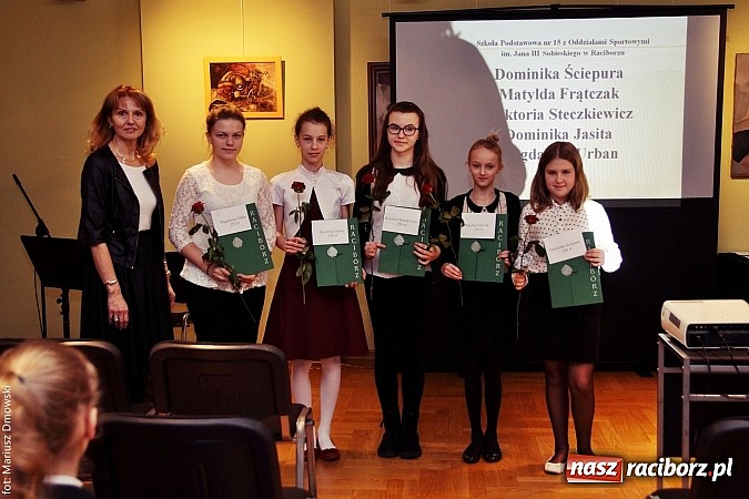 Zdjęcie w galerii na portalu naszraciborz.pl: Rozdanie dyplomów i stypendiów dla uczniów szkół podstawowych i gimnazjów  wiadomości z regionu