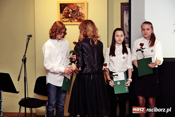 Zdjęcie w galerii na portalu naszraciborz.pl: Rozdanie dyplomów i stypendiów dla uczniów szkół podstawowych i gimnazjów  wiadomości z regionu