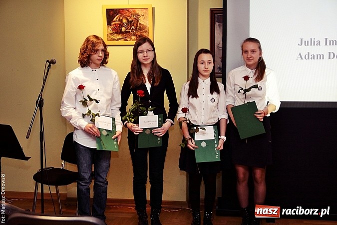 Zdjęcie w galerii na portalu naszraciborz.pl: Rozdanie dyplomów i stypendiów dla uczniów szkół podstawowych i gimnazjów  wiadomości z regionu