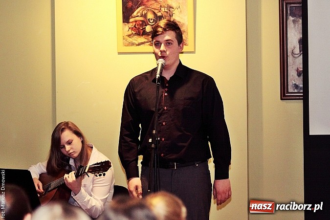 Zdjęcie w galerii na portalu naszraciborz.pl: Rozdanie dyplomów i stypendiów dla uczniów szkół podstawowych i gimnazjów  wiadomości z regionu