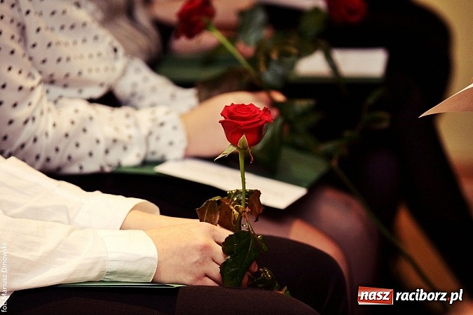 Zdjęcie w galerii na portalu naszraciborz.pl: Rozdanie dyplomów i stypendiów dla uczniów szkół podstawowych i gimnazjów  wiadomości z regionu