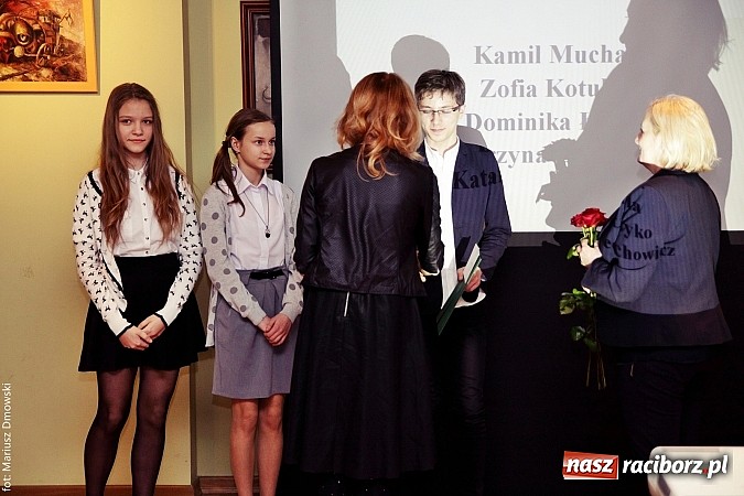 Zdjęcie w galerii na portalu naszraciborz.pl: Rozdanie dyplomów i stypendiów dla uczniów szkół podstawowych i gimnazjów  wiadomości z regionu