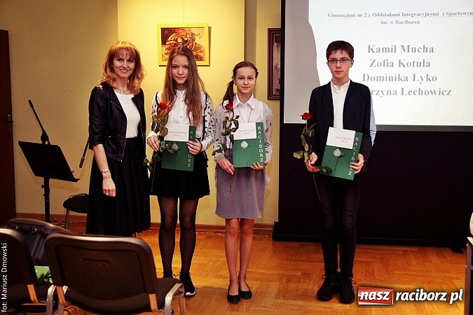 Zdjęcie w galerii na portalu naszraciborz.pl: Rozdanie dyplomów i stypendiów dla uczniów szkół podstawowych i gimnazjów  wiadomości z regionu