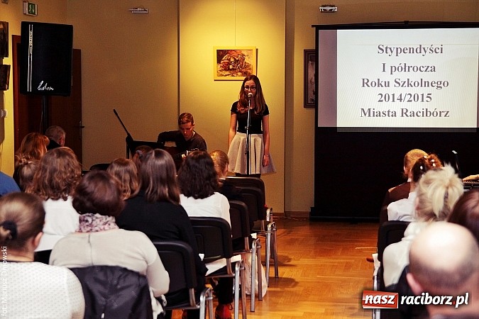 Zdjęcie w galerii na portalu naszraciborz.pl: Rozdanie dyplomów i stypendiów dla uczniów szkół podstawowych i gimnazjów  wiadomości z regionu