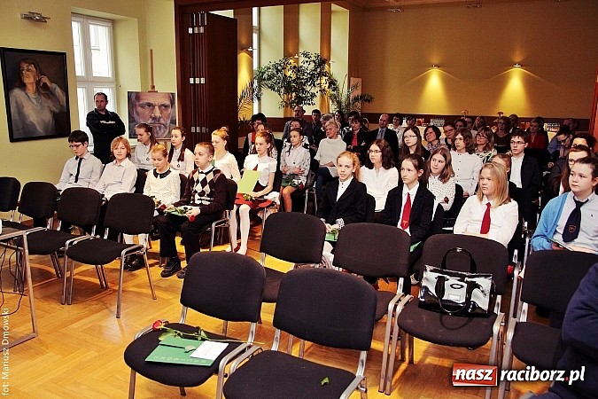 Zdjęcie w galerii na portalu naszraciborz.pl: Rozdanie dyplomów i stypendiów dla uczniów szkół podstawowych i gimnazjów  wiadomości z regionu