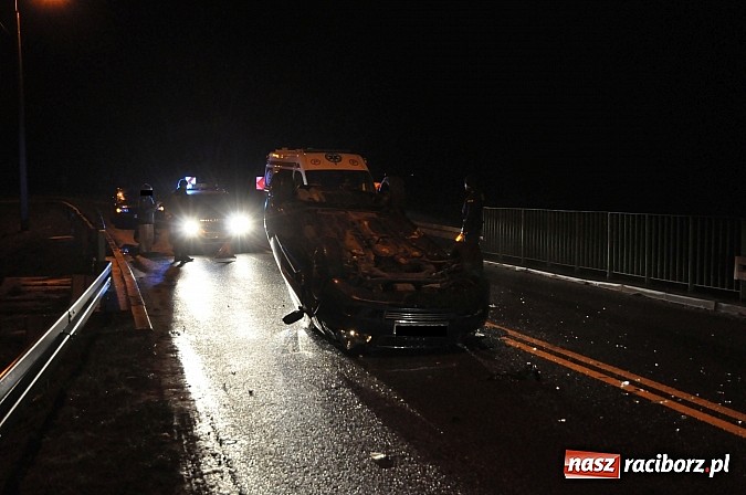 Zdjęcie w galerii na portalu naszraciborz.pl: Brawura na Gliwickiej. Dachowanie audi A4 wiadomości z regionu