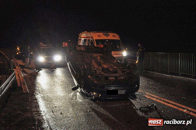 Zdjęcie w galerii na portalu naszraciborz.pl: Brawura na Gliwickiej. Dachowanie audi A4 wiadomości z regionu