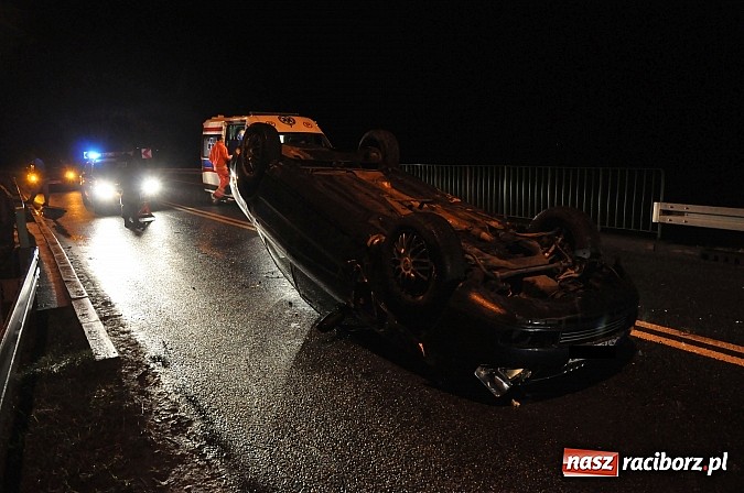 Zdjęcie w galerii na portalu naszraciborz.pl: Brawura na Gliwickiej. Dachowanie audi A4 wiadomości z regionu