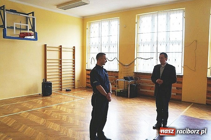 Zdjęcie w galerii na portalu naszraciborz.pl: Policjanci o bezpieczeństwie w SP 5  wiadomości z regionu