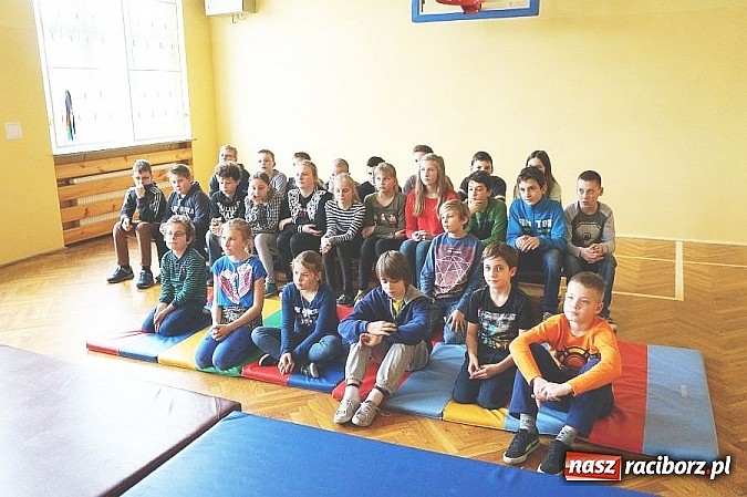 Zdjęcie w galerii na portalu naszraciborz.pl: Policjanci o bezpieczeństwie w SP 5  wiadomości z regionu