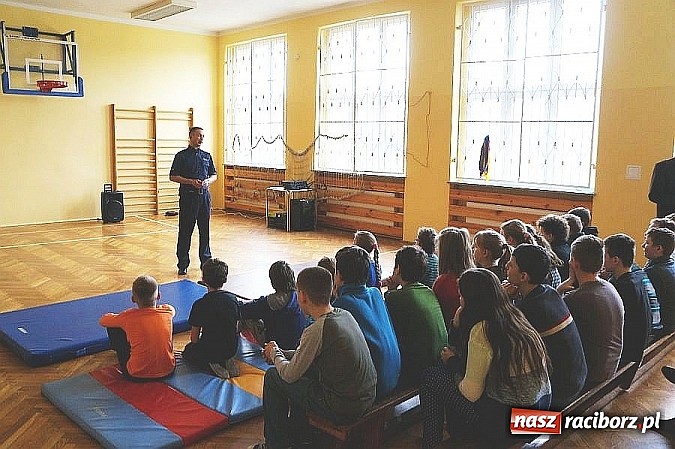 Zdjęcie w galerii na portalu naszraciborz.pl: Policjanci o bezpieczeństwie w SP 5  wiadomości z regionu
