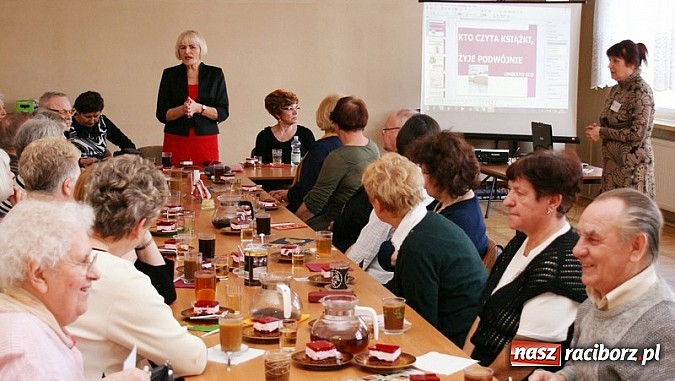 Zdjęcie w galerii na portalu naszraciborz.pl: Autoprezentacja dla emerytów i rencistów w bibliotece na Ostrogu wiadomości z regionu