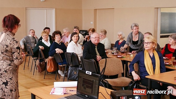 Zdjęcie w galerii na portalu naszraciborz.pl: Autoprezentacja dla emerytów i rencistów w bibliotece na Ostrogu wiadomości z regionu