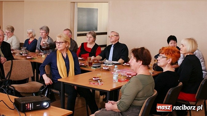 Zdjęcie w galerii na portalu naszraciborz.pl: Autoprezentacja dla emerytów i rencistów w bibliotece na Ostrogu wiadomości z regionu