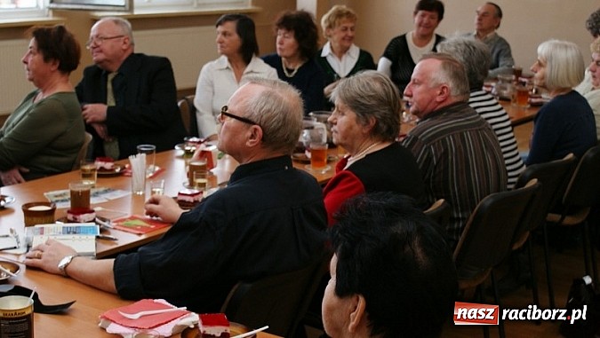 Zdjęcie w galerii na portalu naszraciborz.pl: Autoprezentacja dla emerytów i rencistów w bibliotece na Ostrogu wiadomości z regionu