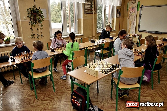 Zdjęcie w galerii na portalu naszraciborz.pl: Rejonowe zawody szachowe dziewcząt i chłopców w Tworkowie  wiadomości z regionu