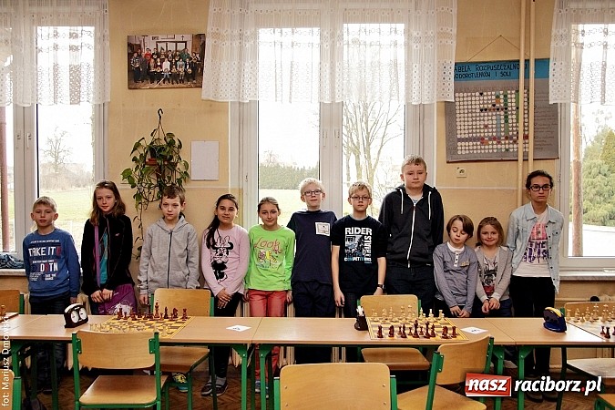 Zdjęcie w galerii na portalu naszraciborz.pl: Rejonowe zawody szachowe dziewcząt i chłopców w Tworkowie  wiadomości z regionu