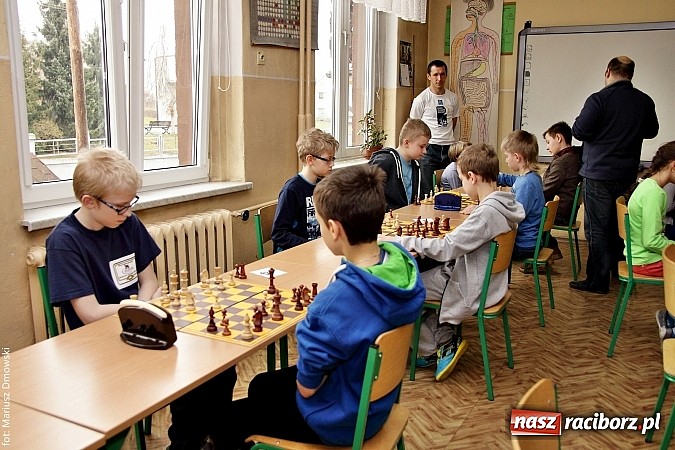 Zdjęcie w galerii na portalu naszraciborz.pl: Rejonowe zawody szachowe dziewcząt i chłopców w Tworkowie  wiadomości z regionu