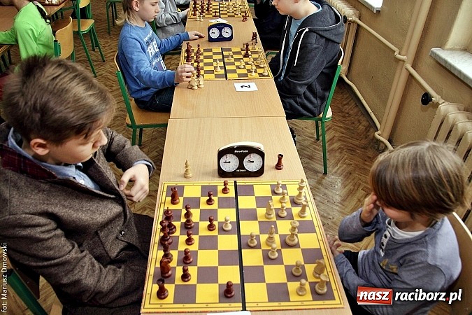 Zdjęcie w galerii na portalu naszraciborz.pl: Rejonowe zawody szachowe dziewcząt i chłopców w Tworkowie  wiadomości z regionu