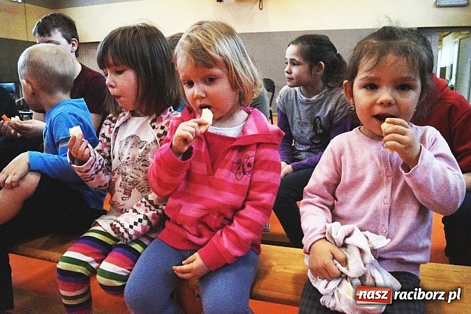 Zdjęcie w galerii na portalu naszraciborz.pl: Dzieci z Górek Śl. ostrzegają przed fast foodami  wiadomości z regionu