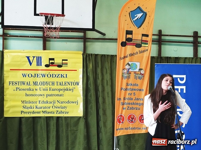 Zdjęcie w galerii na portalu naszraciborz.pl: II miejsce wokalistki MIRAŻU na Wojewódzkim Festiwalu Młodych Talentów  wiadomości z regionu
