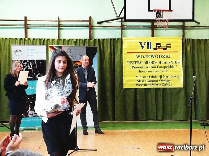 Zdjęcie w galerii na portalu naszraciborz.pl: II miejsce wokalistki MIRAŻU na Wojewódzkim Festiwalu Młodych Talentów  wiadomości z regionu