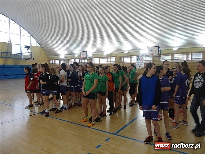 Zdjęcie w galerii na portalu naszraciborz.pl: Szczypiornistki z Pietrowic najlepsze w powiecie wiadomości z regionu