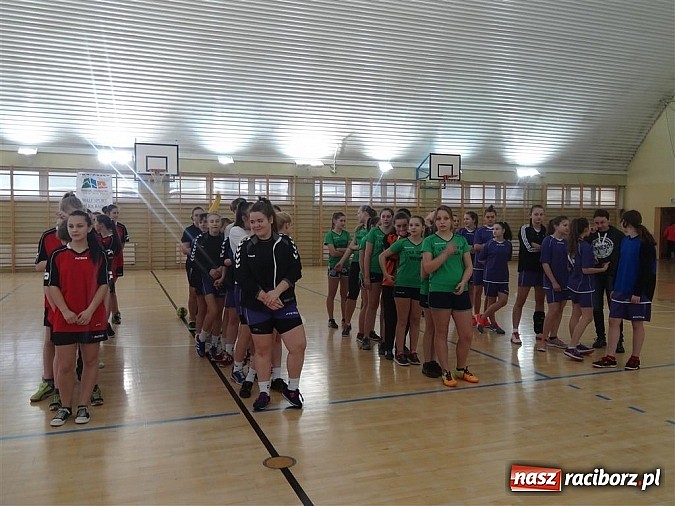 Zdjęcie w galerii na portalu naszraciborz.pl: Szczypiornistki z Pietrowic najlepsze w powiecie wiadomości z regionu