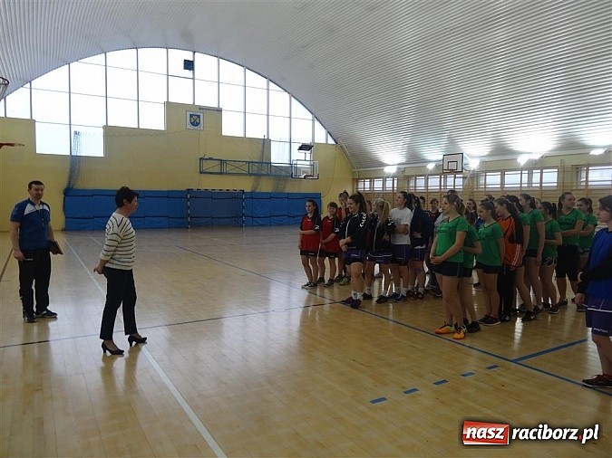 Zdjęcie w galerii na portalu naszraciborz.pl: Szczypiornistki z Pietrowic najlepsze w powiecie wiadomości z regionu