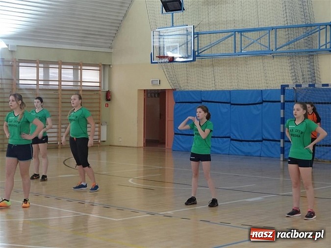 Zdjęcie w galerii na portalu naszraciborz.pl: Szczypiornistki z Pietrowic najlepsze w powiecie wiadomości z regionu