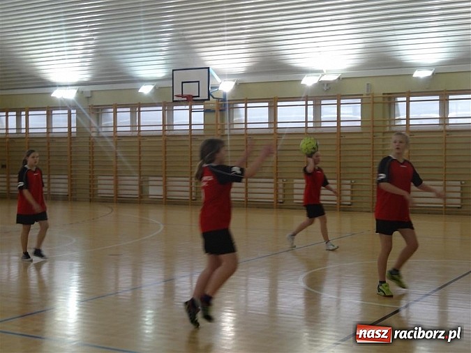 Zdjęcie w galerii na portalu naszraciborz.pl: Szczypiornistki z Pietrowic najlepsze w powiecie wiadomości z regionu