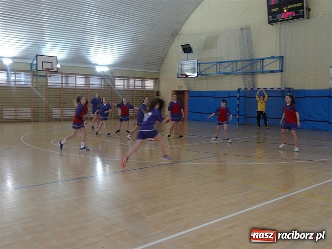 Zdjęcie w galerii na portalu naszraciborz.pl: Szczypiornistki z Pietrowic najlepsze w powiecie wiadomości z regionu