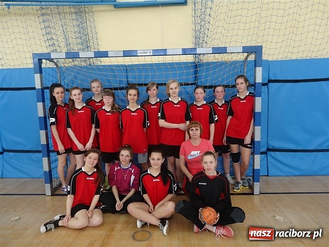 Zdjęcie w galerii na portalu naszraciborz.pl: Szczypiornistki z Pietrowic najlepsze w powiecie wiadomości z regionu