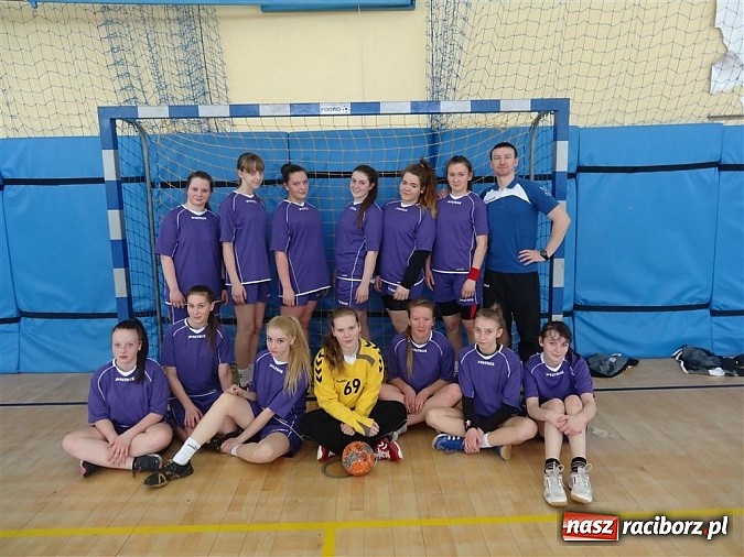 Zdjęcie w galerii na portalu naszraciborz.pl: Szczypiornistki z Pietrowic najlepsze w powiecie wiadomości z regionu