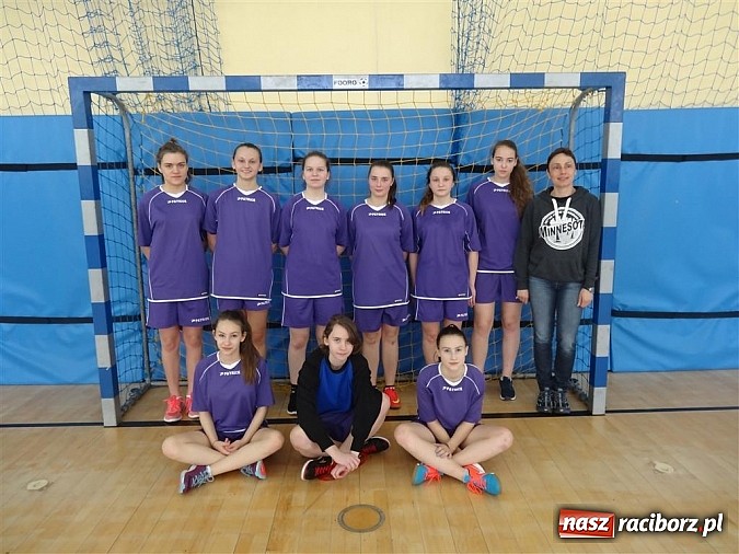 Zdjęcie w galerii na portalu naszraciborz.pl: Szczypiornistki z Pietrowic najlepsze w powiecie wiadomości z regionu