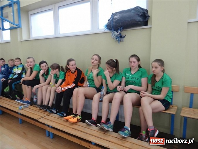 Zdjęcie w galerii na portalu naszraciborz.pl: Szczypiornistki z Pietrowic najlepsze w powiecie wiadomości z regionu